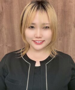 甲州市の医療提携美容サロンCHERILYのネイルスタッフ